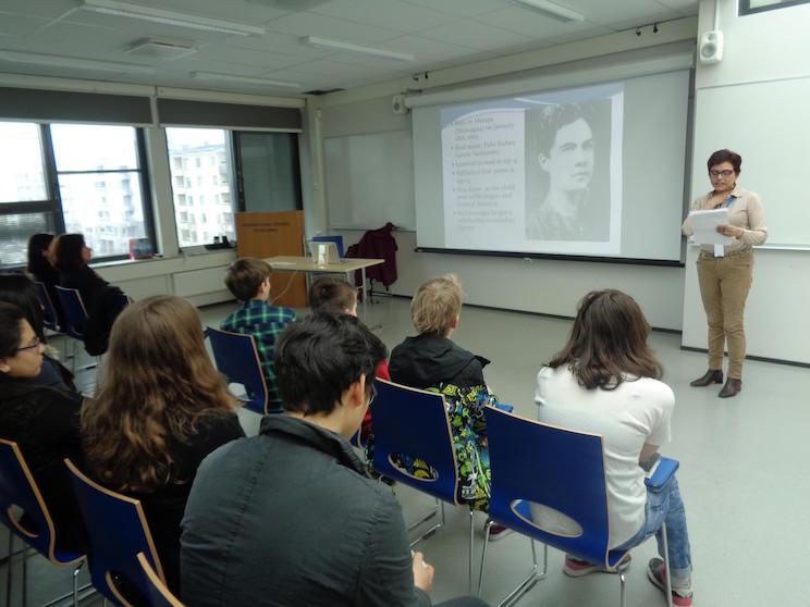 Estudiantes de Escuela Internacional de Helsinki rinden tributo a Rub&eacute;n Dar&iacute;o